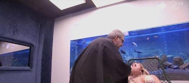 Jaqueline foi atendida dentro de confessionário Jaqueline foi atendida dentro de confessionário