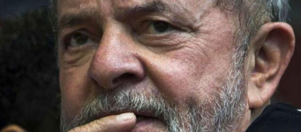 Lula é condenado por desembargadores e dificulta sua candidatura ao cargo de Presidente em 2018. Lula é condenado por desembargadores e dificulta sua candidatura ao cargo de Presidente em 2018.
