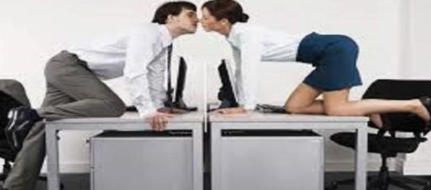 Te atreverías a confesar tu romance en la oficina. Te atreverías a confesar tu romance en la oficina.