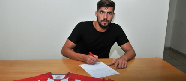 Zagueiro já assinou com novo clube Zagueiro já assinou com novo clube