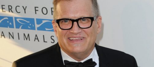 Drew Carey takes a tumble on 'Price Is Right' stage. [Image Credit: Wikimedia Commons]