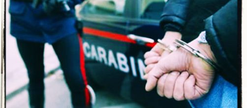 Il finto poliziotto è stato arrestato dai Carabinieri.