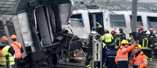 Treno deragliato, tre morti e decine di feriti: le possibili cause