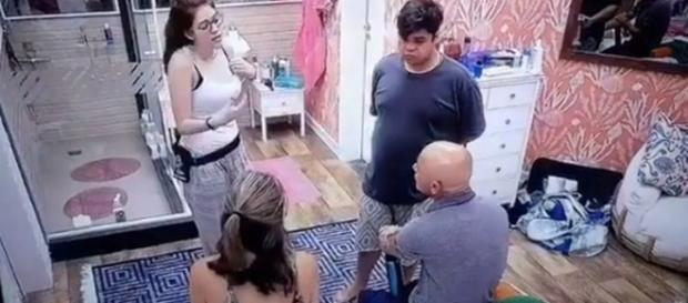 A família se reuniu no quarto após a bronca da produção e conversou sobre o beijo dado entre pai e filha no ''BBB18'' A família se reuniu no quarto após a bronca da produção e conversou sobre o beijo dado entre pai e filha no ''BBB18''