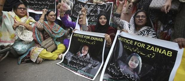 EXECUȚIA PUBLICĂ! Asta cer pakistanezii pentru pedofilii care violează și ucid copiii - Foto: Daily Mail UK (© AP) EXECUȚIA PUBLICĂ! Asta cer pakistanezii pentru pedofilii care violează și ucid copiii - Foto: Daily Mail UK (© AP)