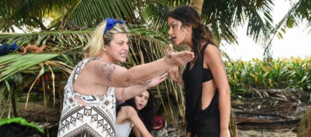 Le foto della lite furibonda tra Nadia Rinaldi e Rosa Perrotta Le foto della lite furibonda tra Nadia Rinaldi e Rosa Perrotta