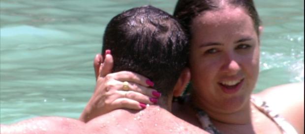 O casal encenou um beijo na piscina O casal encenou um beijo na piscina
