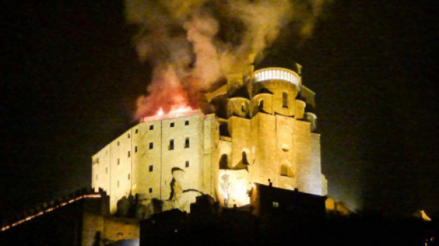 In fiamme il tetto dell'abbazia di San Michele ( Foto: web )