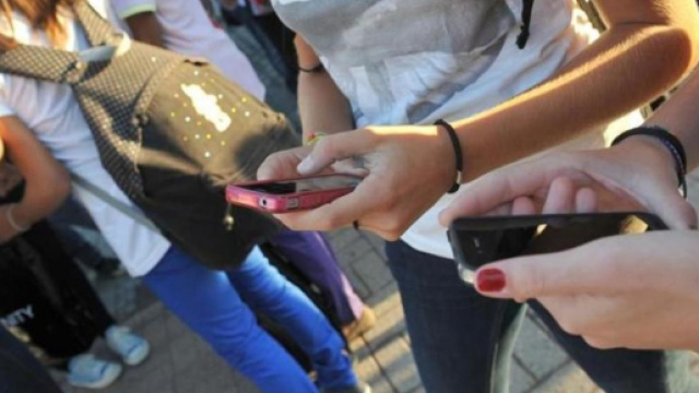 Riccione: scandalo a scuola per la chat hot tra docente e studentessa | lastampa.it