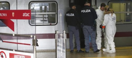 Donna viene spinta sotto la metro a Roma: è caccia all'uomo - lastampa.it