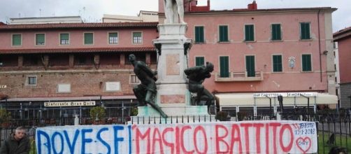 "Dove sei magico battito?", striscioni e appelli in tv: un papà cerca chi 20 anni fa ricevette il cuore del figlio morto di aneurisma a 17 anni.