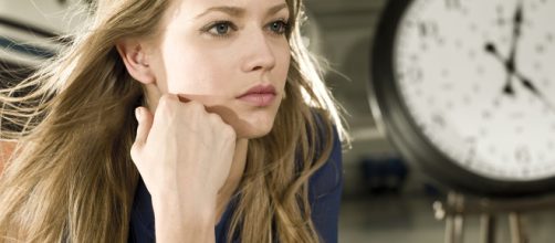 Una donna lavoratrice in attesa