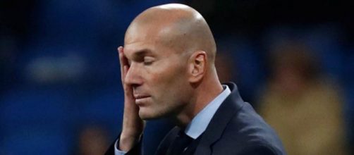 Zinedine Zidane enfadado en el área técnica