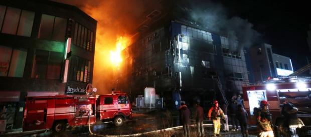 En Corea del Sur gran incendio en un edificio público deja muchos heridos En Corea del Sur gran incendio en un edificio público deja muchos heridos