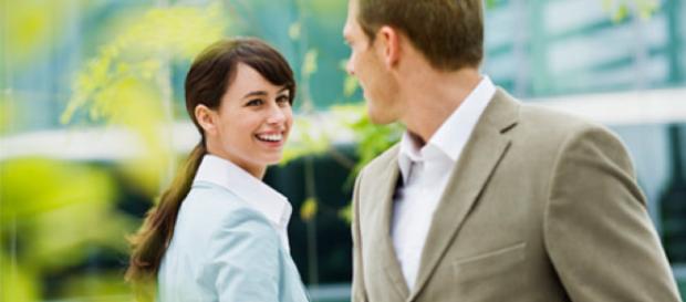 Hablar con mujeres atractivas hace que los hombres sean más tontos Hablar con mujeres atractivas hace que los hombres sean más tontos
