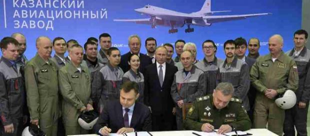 Președintele Vladimir Putin a asistat la semnarea contractului pentru 10 bombardiere nucleare TU-160M - Foto: http://ryb.ru Președintele Vladimir Putin a asistat la semnarea contractului pentru 10 bombardiere nucleare TU-160M - Foto: http://ryb.ru