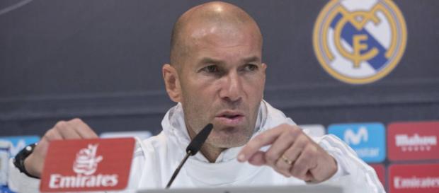 Zidane en la conferencia de prensa. Zidane en la conferencia de prensa.
