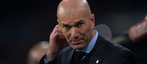 Zinedine Zidane pensativo en un partido