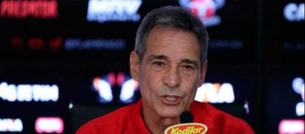 O técnico do Flamengo, Carpegiani, continua apostando nos jovens da base O técnico do Flamengo, Carpegiani, continua apostando nos jovens da base