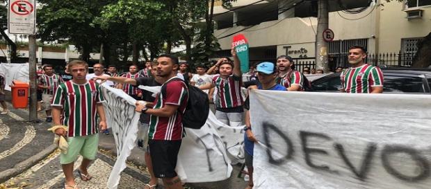 Protesto nas Laranjeiras, um dos acontecimentos do sábado do Fluminense (Foto: Hector Werlang/Globoesporte) Protesto nas Laranjeiras, um dos acontecimentos do sábado do Fluminense (Foto: Hector Werlang/Globoesporte)