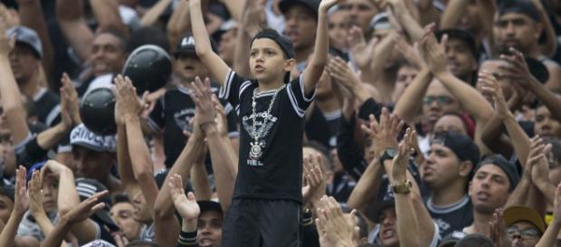 Torcida do Corinthians na arquibancada Torcida do Corinthians na arquibancada