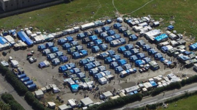 Incendio in una delle tendopoli degli immigrati a Rosarno