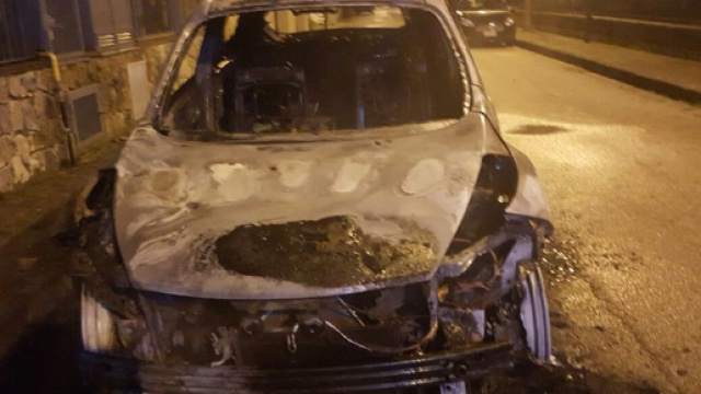 Nell'immagine l'auto incendiata dell'assessore alle Pari Opportunità del Comune di Castel San Giorgio.