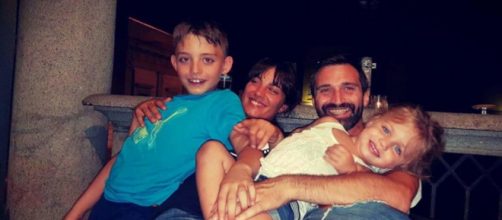 Fabio, Marina e i due figli durante il loro viaggio in giro per il mondo.