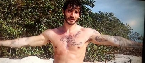 Stefano De Martino in acqua, il costumino di Perez, l'amore di ... - napolitoday.it