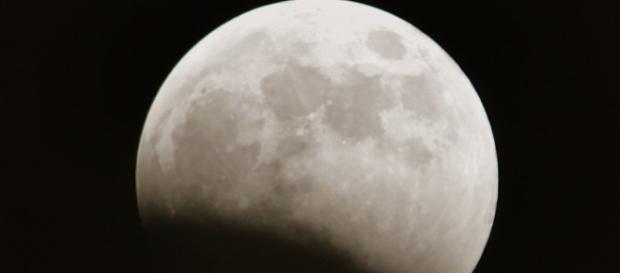 How the Moon Works | HowStuffWorks - howstuffworks.com How the Moon Works | HowStuffWorks - howstuffworks.com