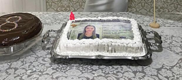 Mulher faz festa ao tirar habilitação. Mulher faz festa ao tirar habilitação.