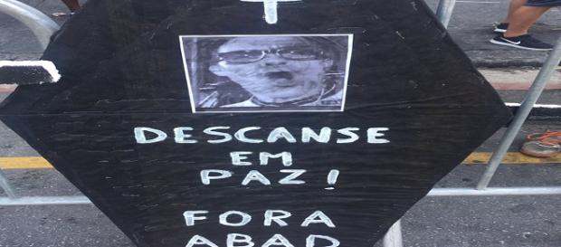 Torcida do Fluminense quer saída de presidente Pedro Abad (Foto: Explosão Tricolor) Torcida do Fluminense quer saída de presidente Pedro Abad (Foto: Explosão Tricolor)