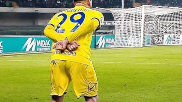Chievo-Juve, Cacciatore mima le manette: arriva l'espulsione