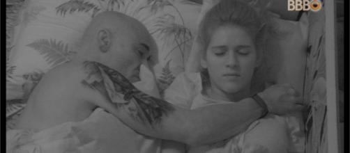 Pai e filha dividem a cama no ''BBB18'' (Captura de vídeo)