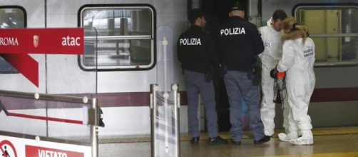 Donna viene spinta sotto la metro a Roma, pubblicato il video