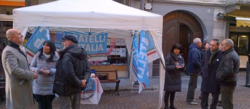 Milano, attivista centri sociali urina sulla bandiera