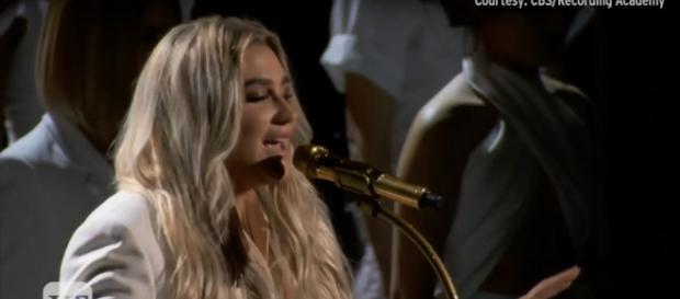 Kesha was among the ladies in white who were emblems of strength and unity at the 2018 Grammy Awards. Image cap Entertainment Tonight/YouTube Kesha was among the ladies in white who were emblems of strength and unity at the 2018 Grammy Awards. Image cap Entertainment Tonight/YouTube