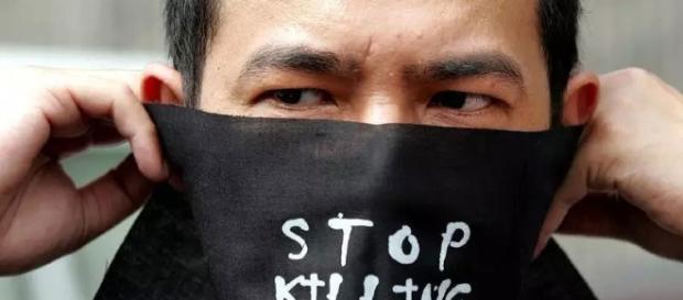 Los manifestantes mexicanos llevan máscaras que dicen: Paren de Matar Periodistas. Los manifestantes mexicanos llevan máscaras que dicen: Paren de Matar Periodistas.