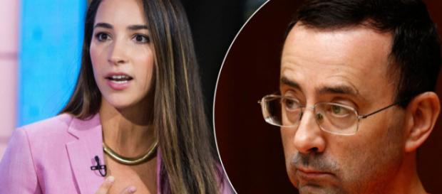 Na imagem, uma das vítimas dando seu depoimento e o acusado assistindo em frente à juíza. (Reprodução/NY Post) Na imagem, uma das vítimas dando seu depoimento e o acusado assistindo em frente à juíza. (Reprodução/NY Post)