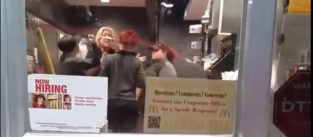 Placa de "contrata-se" no McDonald's onde houve a briga entre empregados. (Foto Reprodução). Placa de "contrata-se" no McDonald's onde houve a briga entre empregados. (Foto Reprodução).