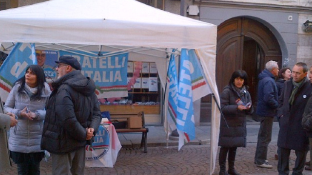 Milano, attivista centri sociali urina sulla bandiera