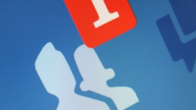 Per una richiesta di amicizia su Facebook negata, un uomo ha colpito con una spranga una ragazza e il fidanzato che tentava di difenderla.