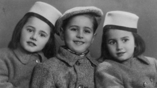 Sergio De Simone siede al centro