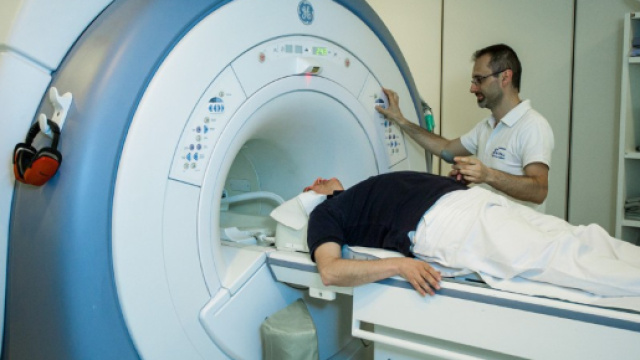 Un ragazzo è morto per colpa di una macchina per la risonanza magnetica