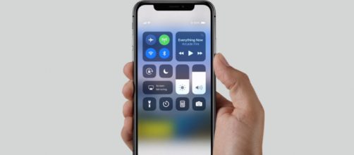 L'iPhone X del 2017 nelle mani di un utente