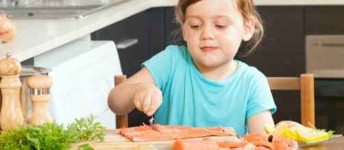 Non sarà la cosa più semplice del mondo, ma insegnare ai bambini a mangiare il pesce gli garantirà un buon sonno e li renderà più intelligenti.