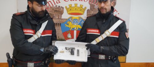 TIVOLI - La pistola sequestrata dai Carabinieri