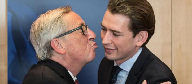 Eurosceptyczny Austriak umiejętnie uniknął pocałunku Junckera (fot. thesun.co.uk) Eurosceptyczny Austriak umiejętnie uniknął pocałunku Junckera (fot. thesun.co.uk)