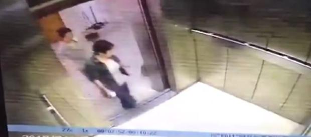 Chinesa tem a perna decepada no elevador. (Foto Reprodução). Chinesa tem a perna decepada no elevador. (Foto Reprodução).