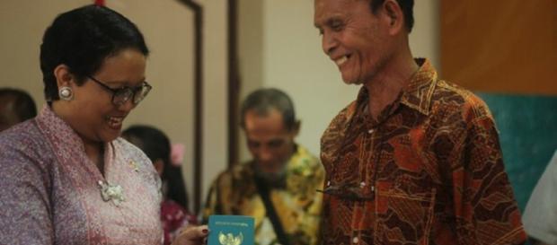 En su pasaporte, su nacionalidad dice: indonesio. En su pasaporte, su nacionalidad dice: indonesio.